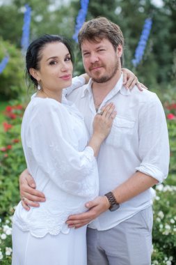 Mutlu hamile çift doğa içinde