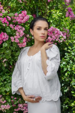 Güneşli yaz gün hamile güzel kadın