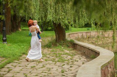 Beyaz bebek çocuk annesi ile yaz Park'ta dinlenme al