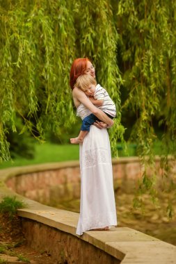 Beyaz bebek çocuk annesi ile yaz Park'ta dinlenme al