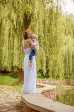 Beyaz bebek çocuk annesi ile yaz Park'ta dinlenme al