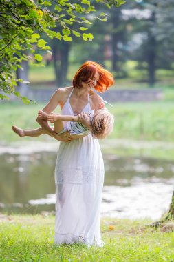 Beyaz bebek çocuk annesi ile yaz Park'ta dinlenme al