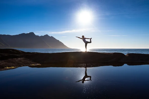 Caucásica mujer está haciendo ejercicios de yoga contra lán pintoresco — Foto de Stock