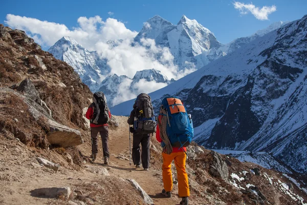 跋涉在喜马拉雅山，昆布谷，尼泊尔的徒步旅行者 — 图库照片