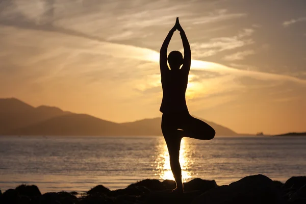 Caucásica mujer está haciendo ejercicios de yoga contra lán pintoresco — Foto de Stock