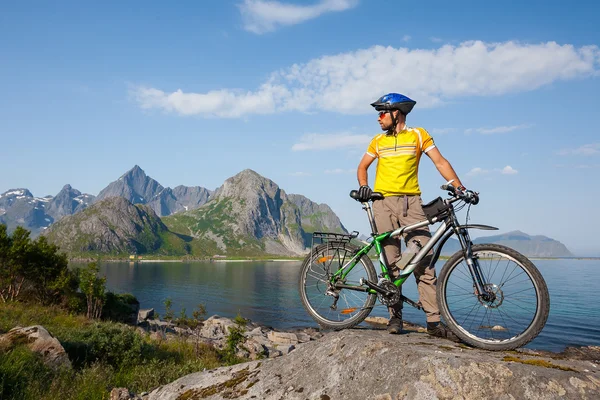 Ciclismo en Noruega contra pintoresco paisaje —  Fotos de Stock