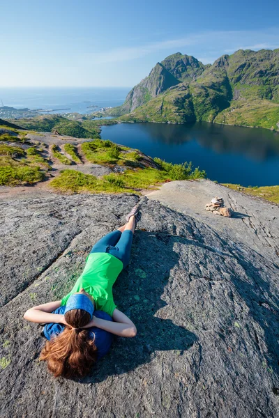 Mujer toma descanso en la cima de la montaña en Noruega — Foto de Stock