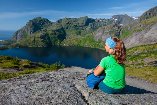 Donna si riposa in cima alla montagna in Norvegia — Foto Stock