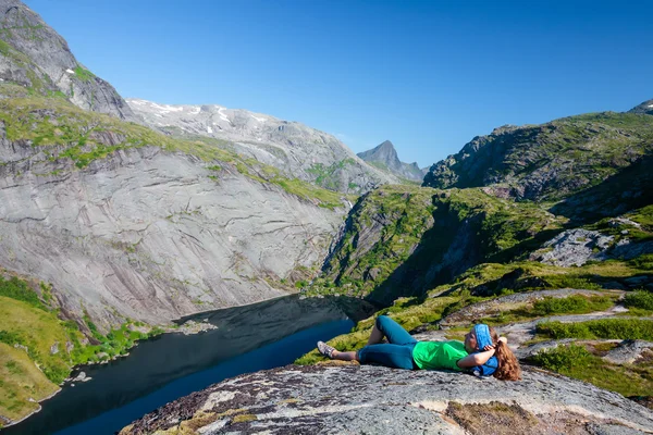 Mujer toma descanso en la cima de la montaña en Noruega — Foto de Stock