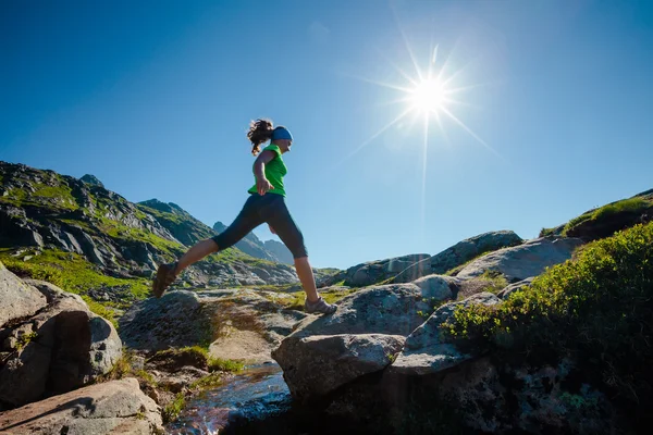 Mujer toma descanso en la cima de la montaña en Noruega — Foto de Stock