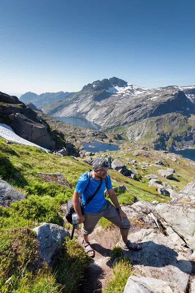 Ember veszi a többi Norvégiában hegy tetején — Stock Fotó