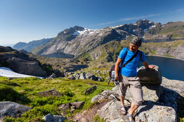 Ember veszi a többi Norvégiában hegy tetején — Stock Fotó