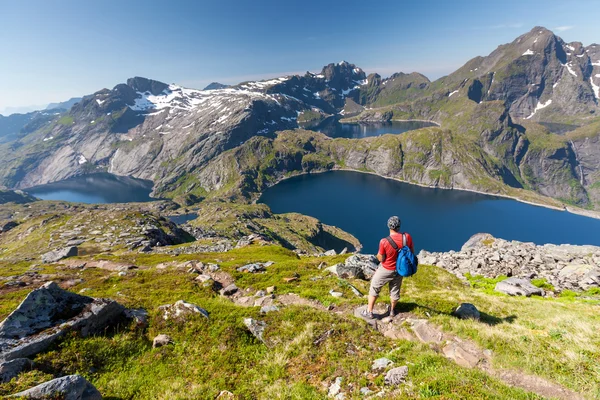 L'uomo si riposa in cima alla montagna in Norvegia — Foto Stock