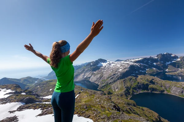 Mujer toma descanso en la cima de la montaña en Noruega — Foto de Stock