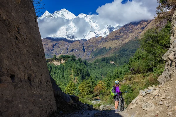 Rowerzysta dziewczyna w Himalaya mountains, Anapurna regionu — Zdjęcie stockowe