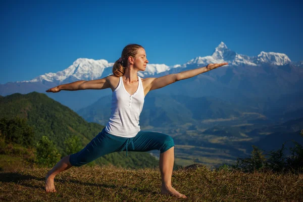 Νεαρή γυναίκα πρακτική της γιόγκα εναντίον Ιμαλάια Όρη — Φωτογραφία Αρχείου