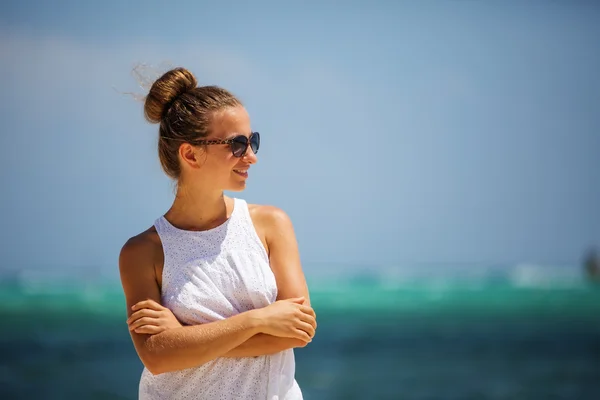 Kaukasische vrouw ligt aan de prachtige kust — Stockfoto