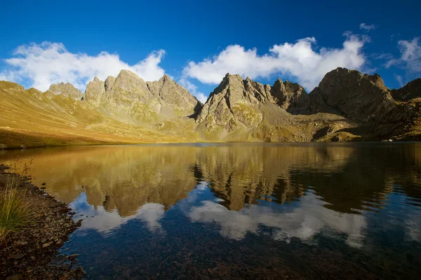 美丽的湖，在格鲁吉亚山 — 图库照片