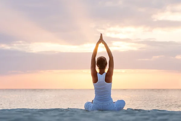 Donna caucasica che pratica yoga in riva al mare — Foto Stock