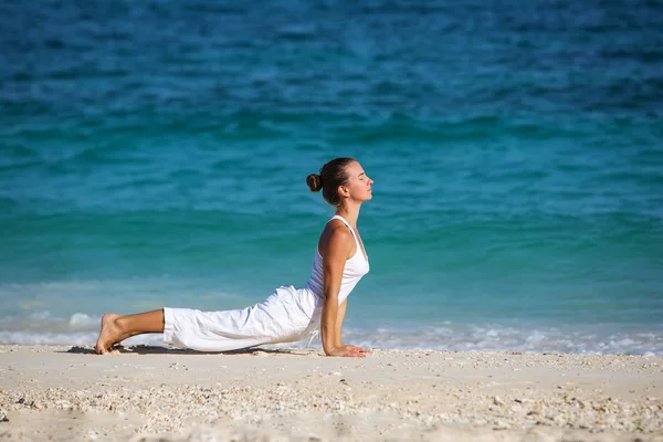 Kafkas kadın pratik yoga, deniz kıyısı