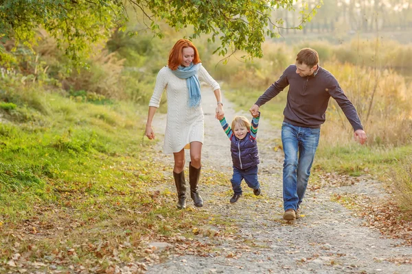 Jóvenes padres atractivos y retrato infantil — Foto de Stock