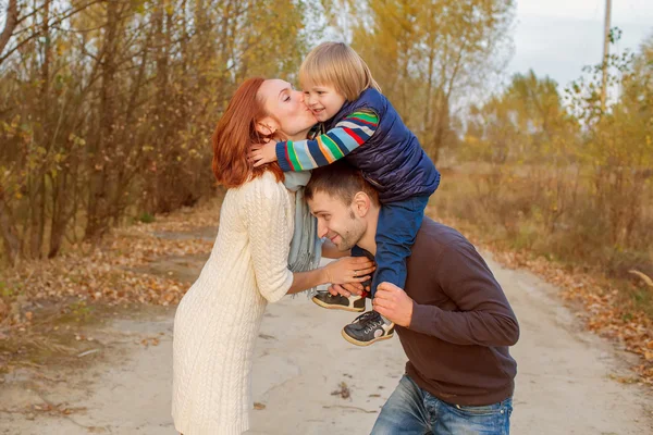 Jóvenes padres atractivos y retrato infantil — Foto de Stock