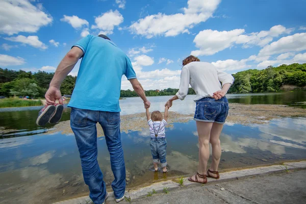 Jóvenes padres atractivos y retrato infantil al aire libre — Foto de Stock