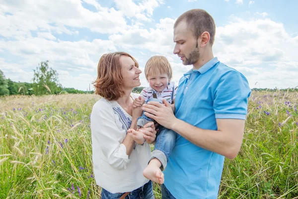 Junge attraktive Eltern und Kinderporträt im Freien — Stockfoto