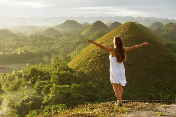 genç kadın Çikolata Hills yakınlarında. Bohol, Filipinler