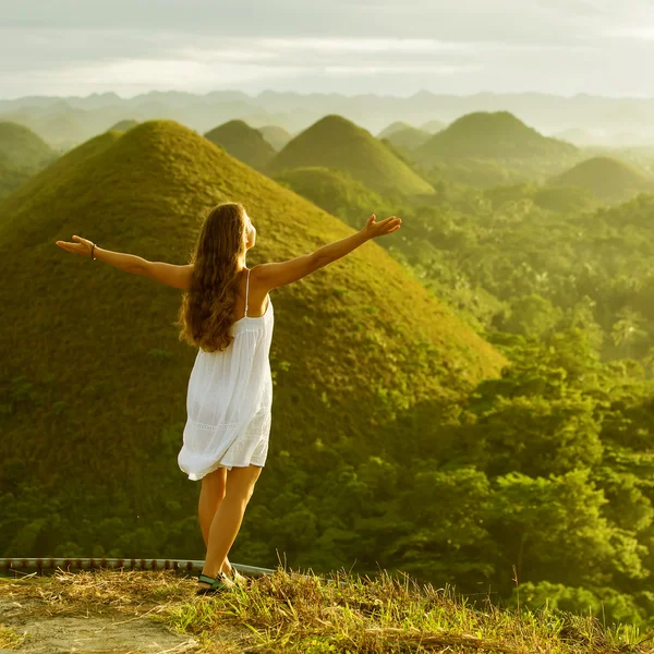 Young woman near The Chocolate Hills. Bohol, Philippines — Stock Photo, Image