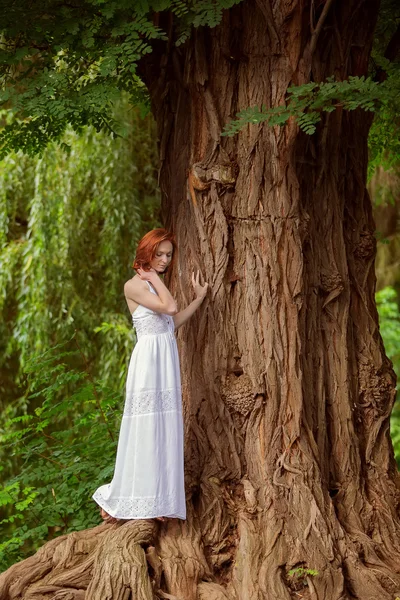 Porträtt av ung vacker kvinna i naturen — Stockfoto