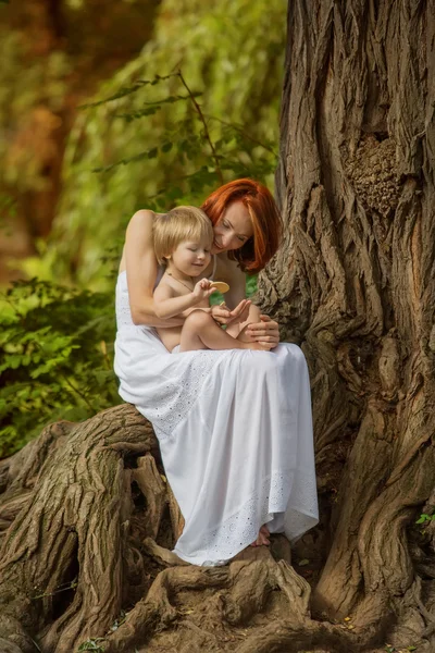 Caucásico bebé niño con madre tomar descanso en verano parque — Foto de Stock