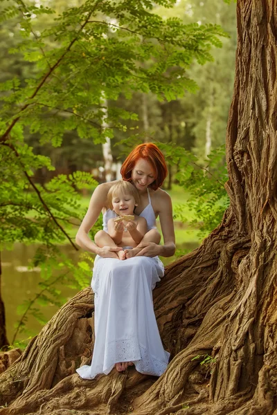 Caucásico bebé niño con madre tomar descanso en verano parque — Foto de Stock