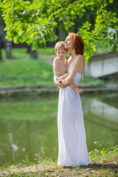 Caucasiano menino com mãe descansar no parque de verão — Fotografia de Stock