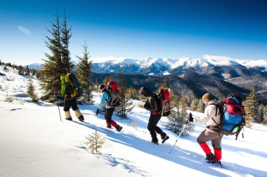 Kış dağlarında yürüyüş yapan