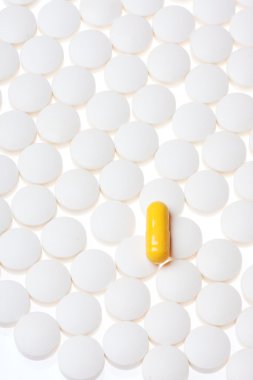 hapları üzerinde beyaz bir adam