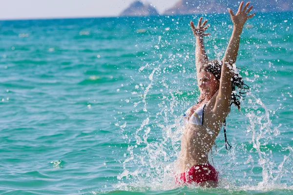 Gadis dengan rambut panjang bermain di laut — Stok Foto