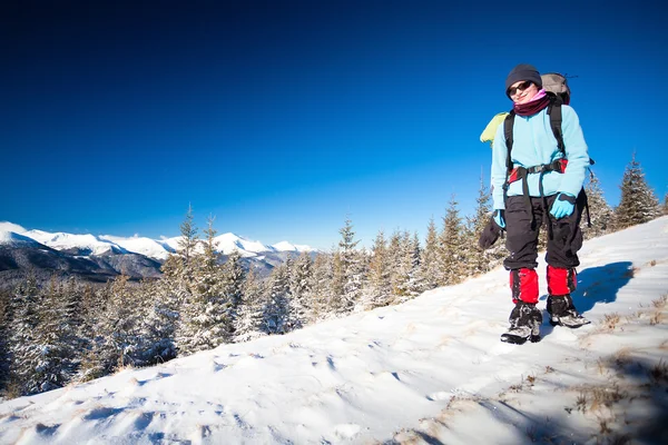 Turista v zimních horách — Stock fotografie