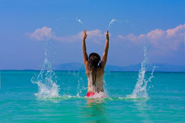 Meisje met lang haar spelen in de zee — Stockfoto