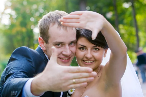 Boldog menyasszony és vőlegény az esküvő napján — Stock Fotó
