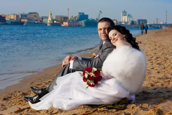 Счастливая невеста и жених в день их свадьбы — стоковое фото