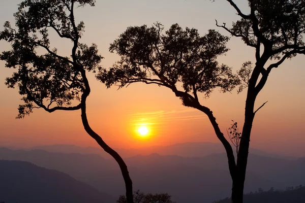 Bela vista panorâmica das montanhas ao pôr do sol — Fotografia de Stock