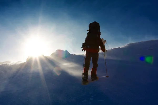 Dağlarda uzun yürüyüşe çıkan kimse kış — Stok fotoğraf