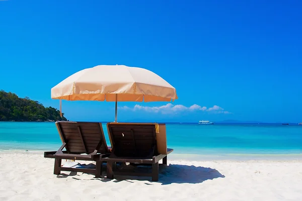Sombrillas y sillas de playa en la playa tropical — Foto de Stock