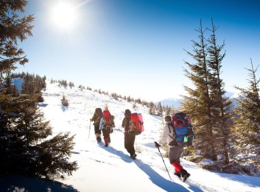 Kış dağlarında yürüyüş yapan