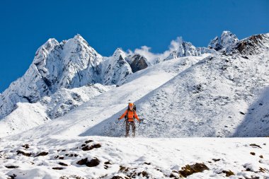 Himalaya dağlarında yürüyüş