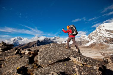 Himalaya dağlarında yürüyüş
