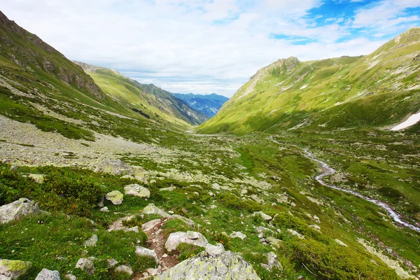 Piękny widok na szczyty wysokiego Kaukazu — Zdjęcie stockowe