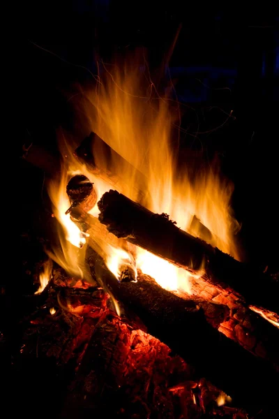 Lagerfeuer in der Nacht — Stockfoto