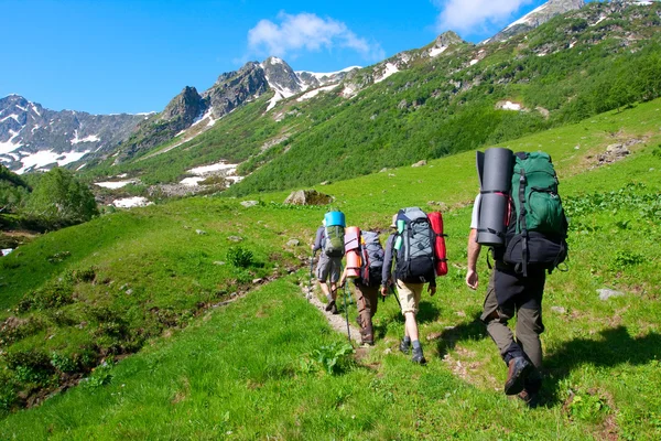 Caminhante nas montanhas do Cáucaso — Fotografia de Stock